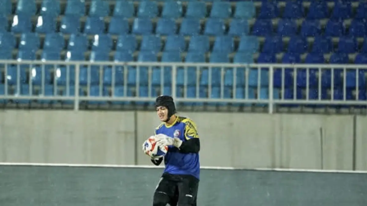 Kiper Arema FC Adi Satryo latihan menggunakan pelindung kepala. (Instagram Adi Satryo)