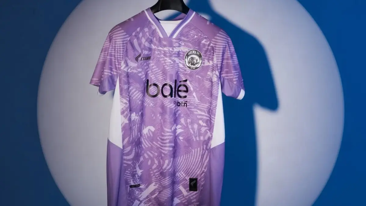LEBIH FRESH: jersey keempat kiper Arema FC mengusung warna dasar ungu. 