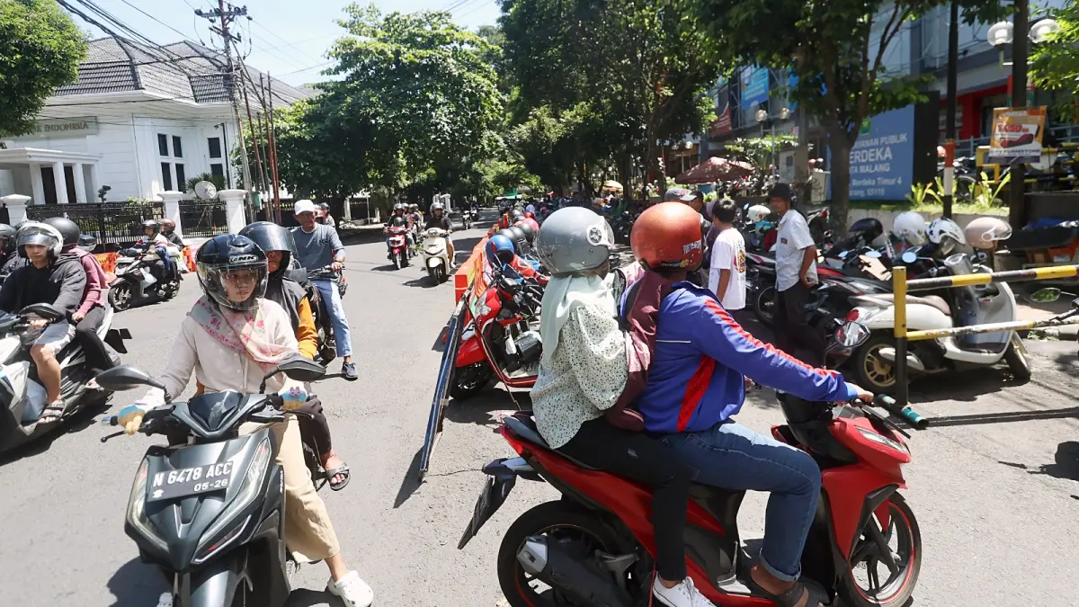 LIHAT SITUASI: Lalu lintas di depan Mal Ramayana cukup padat dalam beberapa hari terakhir. Dishub Kota Malang sudah menyiapkan rekayasa insidental ketika terjadi kemacetan parah. (Darmono / Radar Malang)