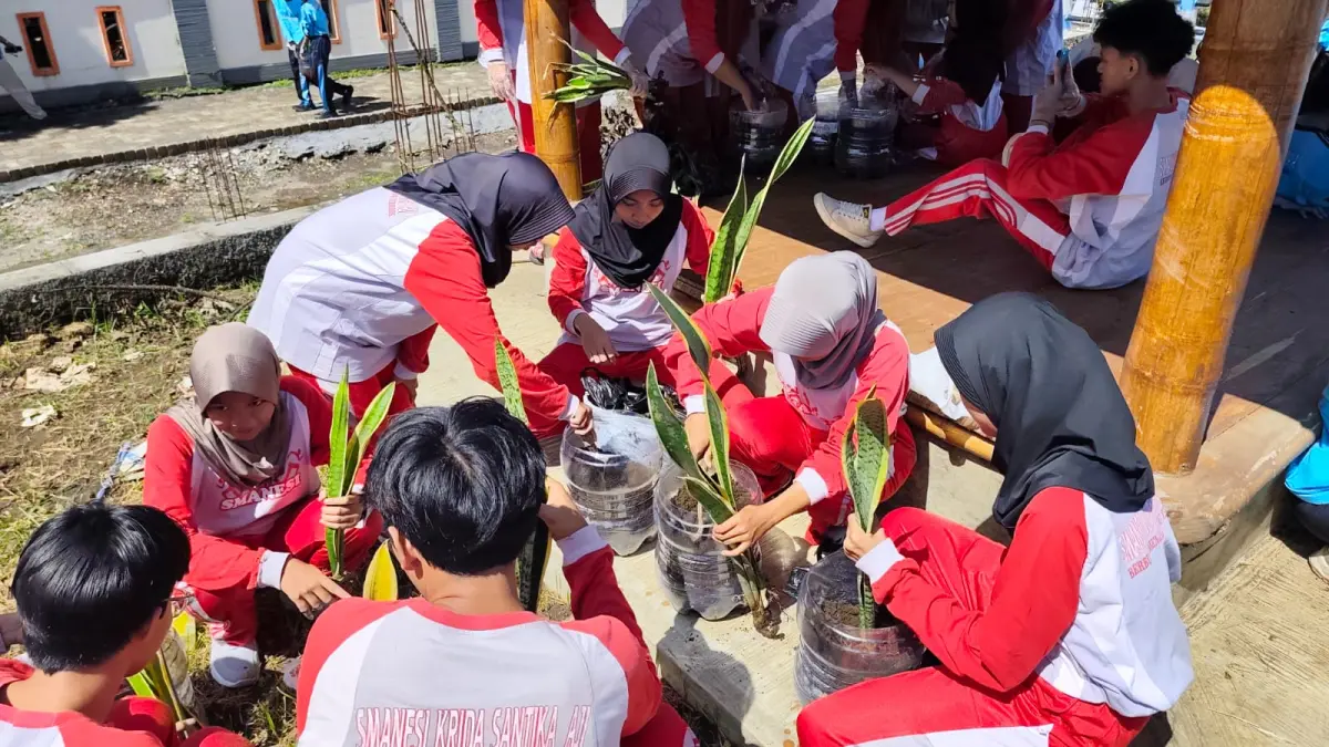 FULL SUPPORT : Penanaman 120 bunga Sansevieria (Lidah Mertua) oleh siswa dalam program Ramadan Hijau.