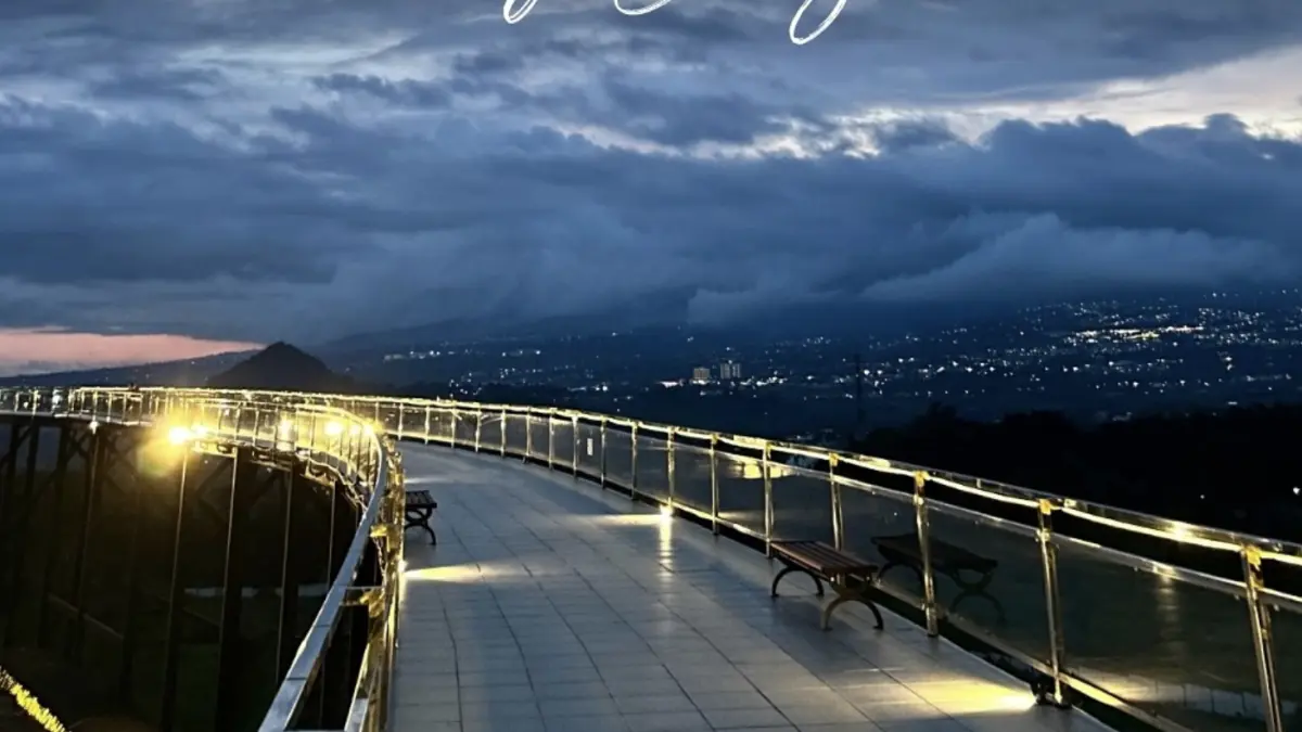 PANORAMA: Suasana Malang Skyland ketika menjelang malam hari (Instagram @malangskyland)