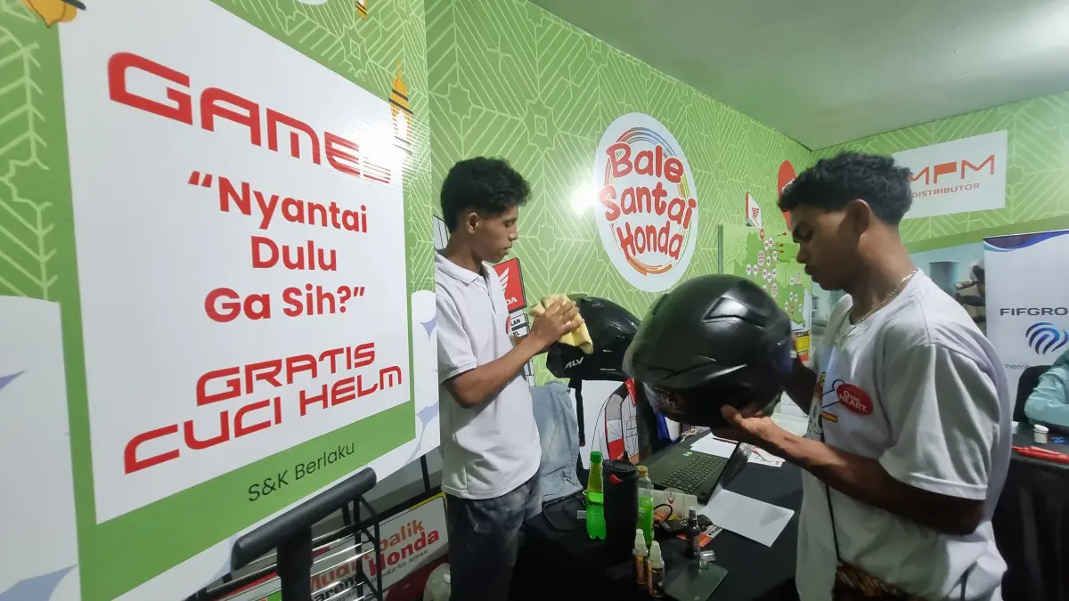 PEDULI: MPM Honda Jatim memberikan layanan cuci helm gratis di Bale Santai Honda Jalur Mudik Jawa Timur.