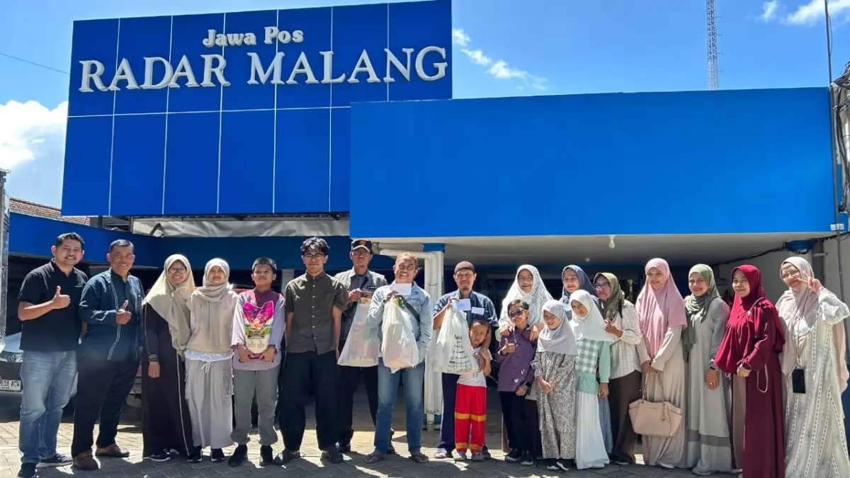 PEDULI SESAMA: Kepala Sekolah Dr Suhardini Nurhayati SPd MPd (tengah) bersama perwakilan siswa dan Fortusia dari SD dan SMP Insan Amanah menyalurkan ZIS ke loper Koran Jawa Pos Radar Malang, pada Kamis (12/3).