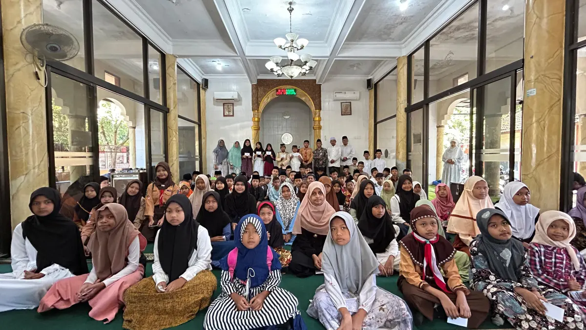 PELOPOR : Yayasan Pendidikan Insan Amanah berbagi kebahagiaan di bulan Ramadan bersama siswa SD dan SMP yang kurang mampu di Kecamatan Lowokwaru.