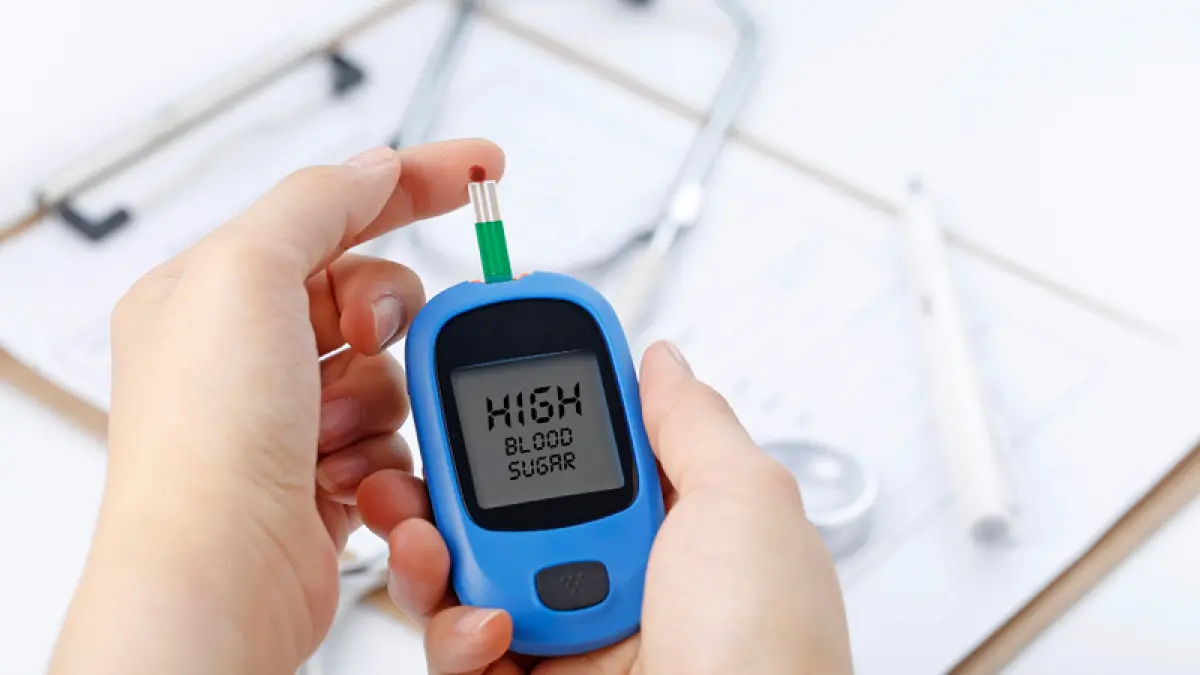 Pola makan dan gaya hidup yang tidak sehat dapat memicu risiko diabetes. (Freepik).