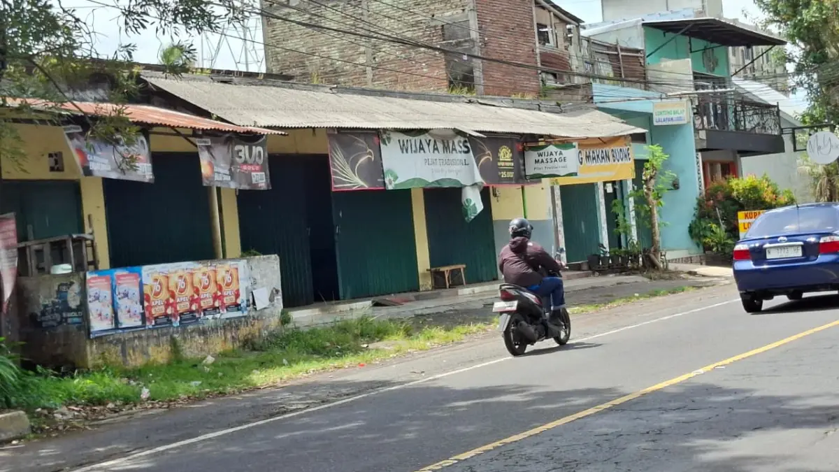 Salah satu panji pijat di Dawuhan, Kepanjen tetap buka saat Ramadan. (Biyan Mudzaky Hanindito/Radar Malang)