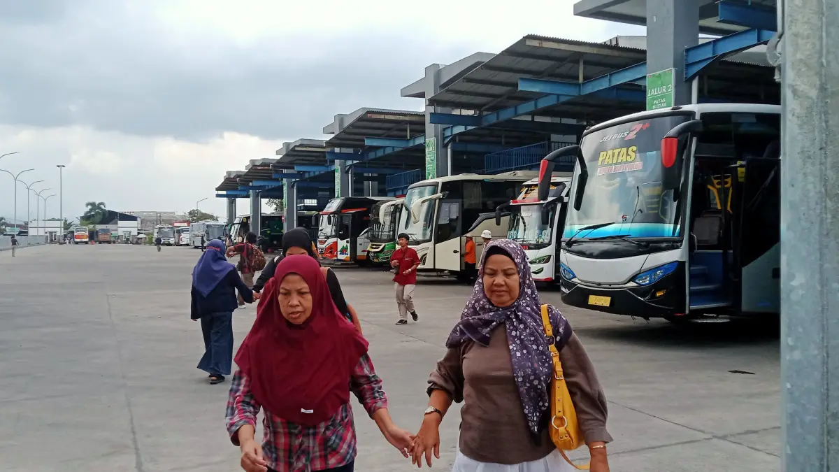 Sejumlah penumpang berjalan di Terminal Arjosari. (Andika Satria Perdana/Radar Malang)