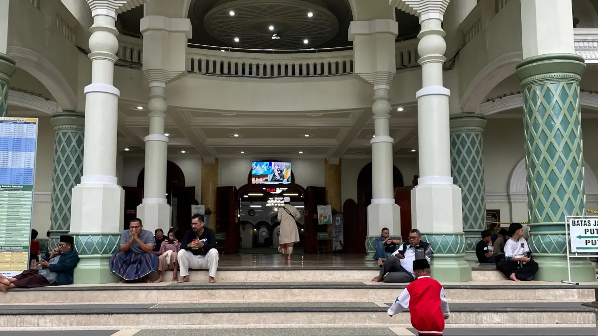 SIAP GELAR SALAT ID: Jamaah Masjid Jami menunggu waktu berbuka puasa pada Rabu (18/3) sore. (Andika Satria/Radar Malang)