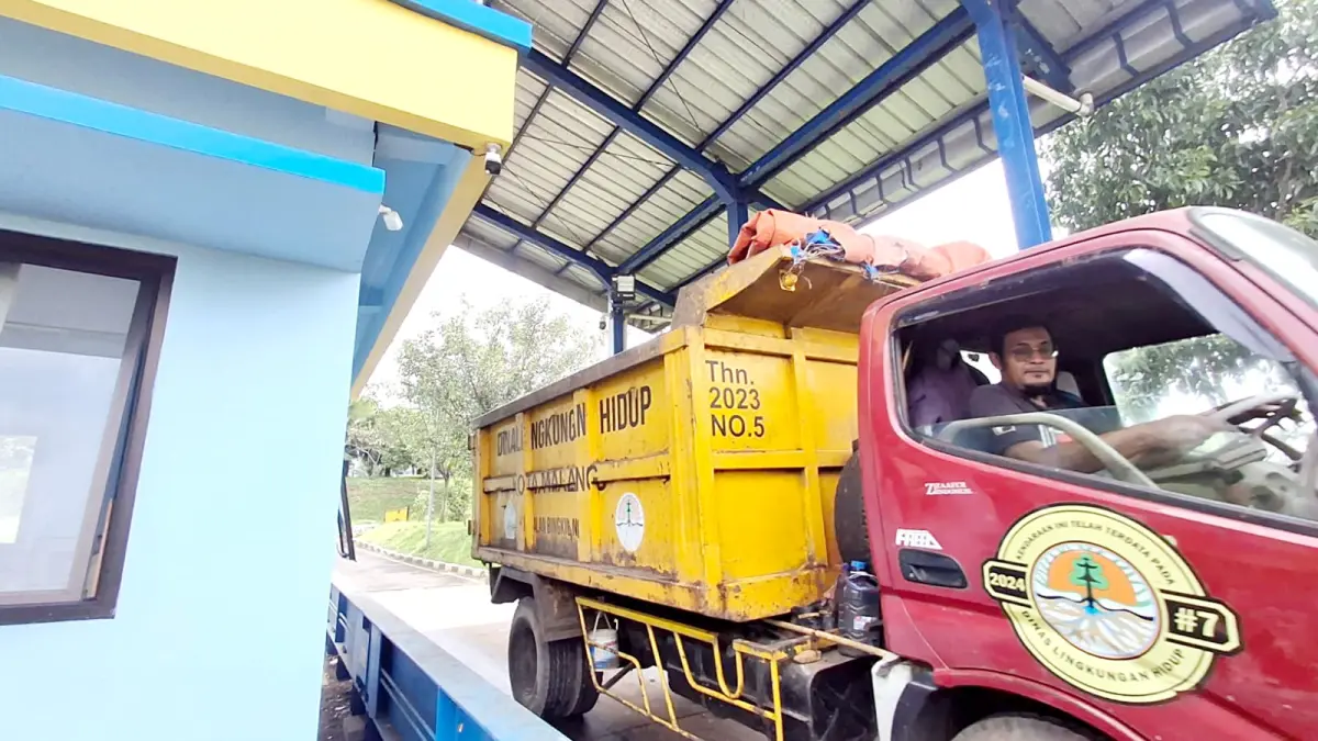 TAMBAH ARMADA: Salah satu armada truk melintas setelah mengirim sampah ke TPA Supit Urang, beberapa waktu lalu. (Nabila Amelia / Radar Malang)