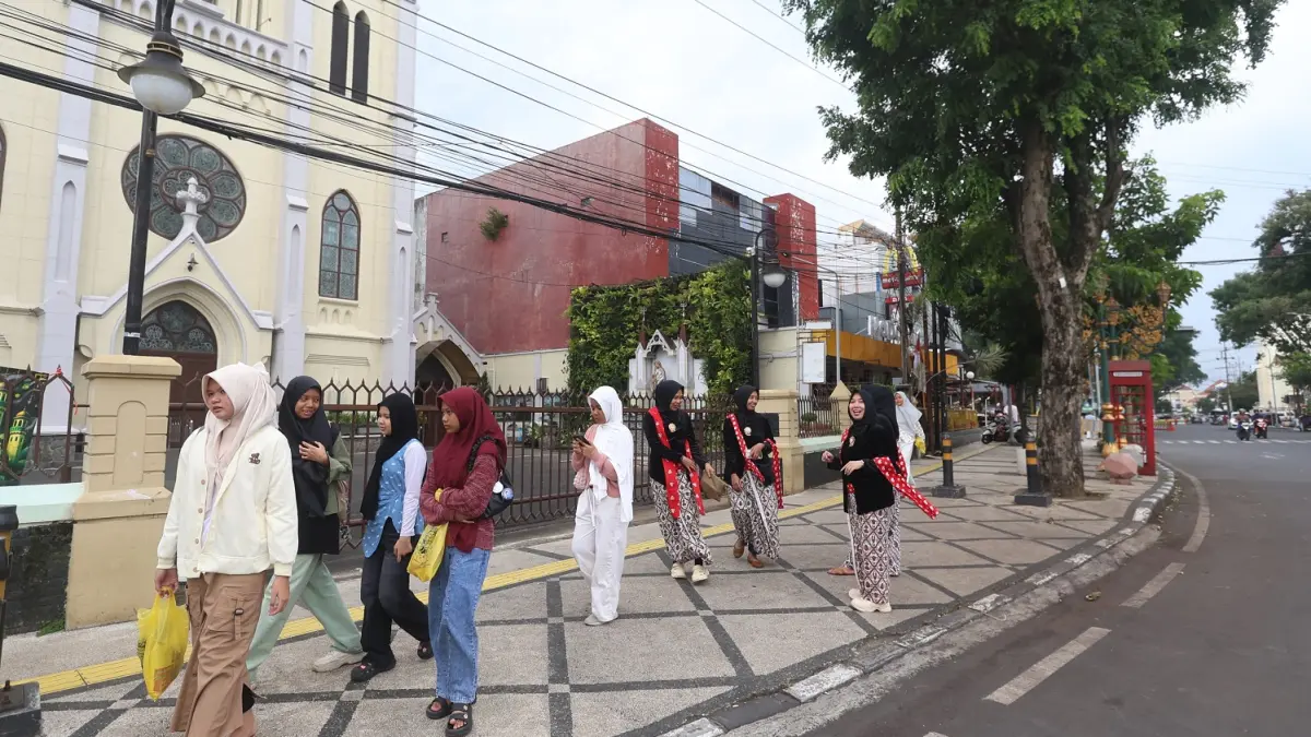 TETAP BUKA: Sejumlah wisatawan menyusuri koridor Kajoetangan Heritage. Area kampung heritage di sana tetap dibuka selama Lebaran. (DARMONO / RADAR MALANG)