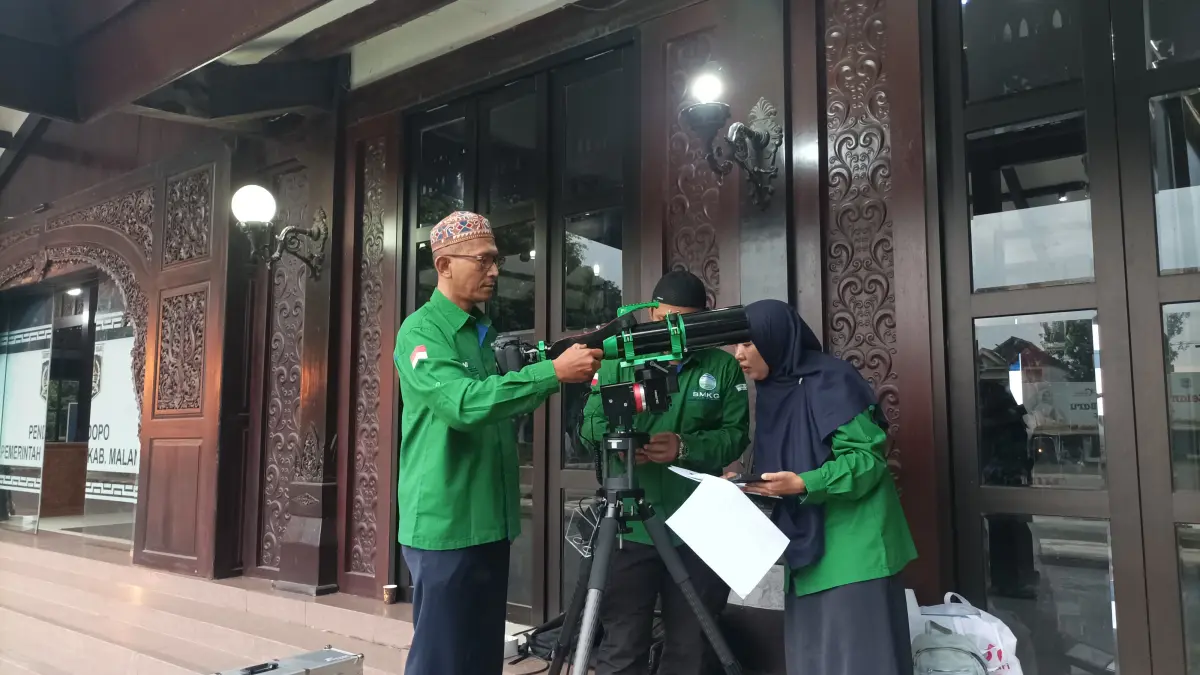 Tim BMKG Stasiun Geofisika III Malang mengamati posisi hilal. (BMKG Stasiun Geofisika III Malang for Radar Malang)