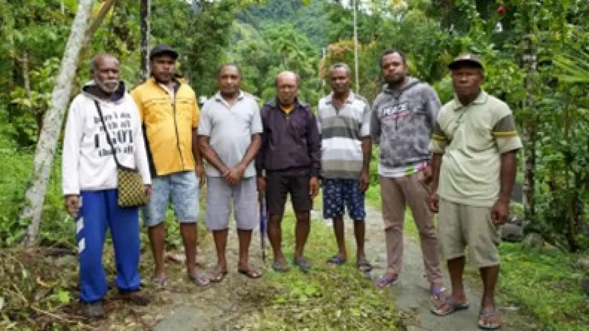 BENTENG ADAT PAPUA: Foto perwakilan 7 suku yang hidup di Pegunungan Cycloop Papua yang berusaha melindungi kelestarian hutan papua. (Sumber: BBC News Indonesia)
