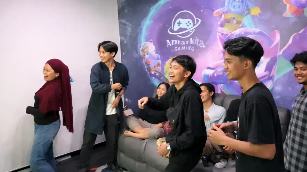 BERMAIN PLAYSTATION: Keseruan bermain playstation di Antar Kita Gaming bersama teman-teman dan keluarga. (Tiktok: nevanakatyusa)