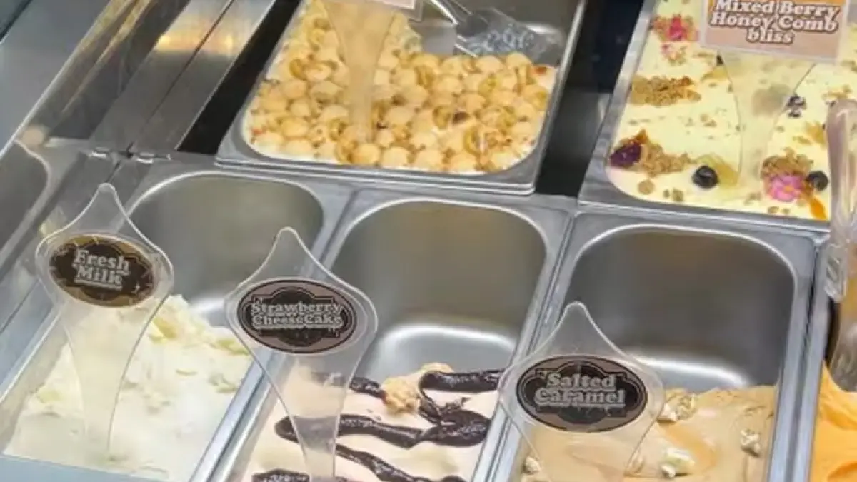 BIKIN NAGIH: Centrale Gelato berikan sesnasi es gelato dalam bentuk cake yang memiliki aneka ragam rasa. (Instagram: centrale.gelato)