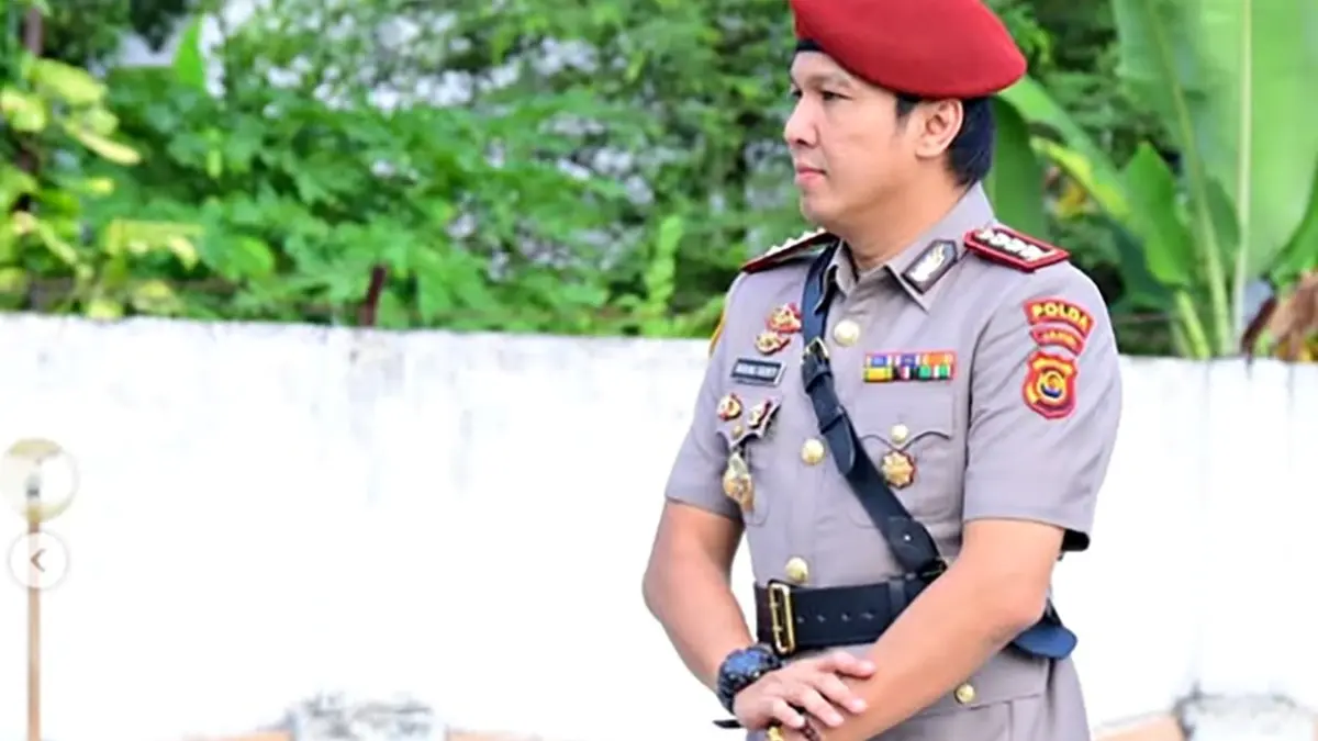 BLAK-BLAKAN: Channel Youtube “Biang Project” cecar Manang Soebati atau Pak Bray soal dapur oknum dan tarif SIM Rp600 ribu. (Sumber: Radar Lampung)