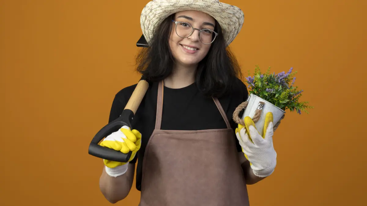 Hadiah untuk sahabat pencinta berkebun, sederhana tapi bermanfaat, pasti bikin senyum mereka makin lebar. (Freepik)