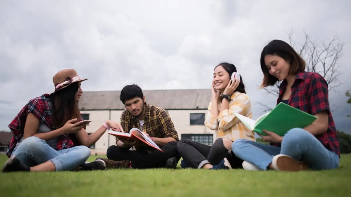 Illustrasi mahasiswa ambisius yang sibuk mencari informasi kegiatan produktif. (Freepik)