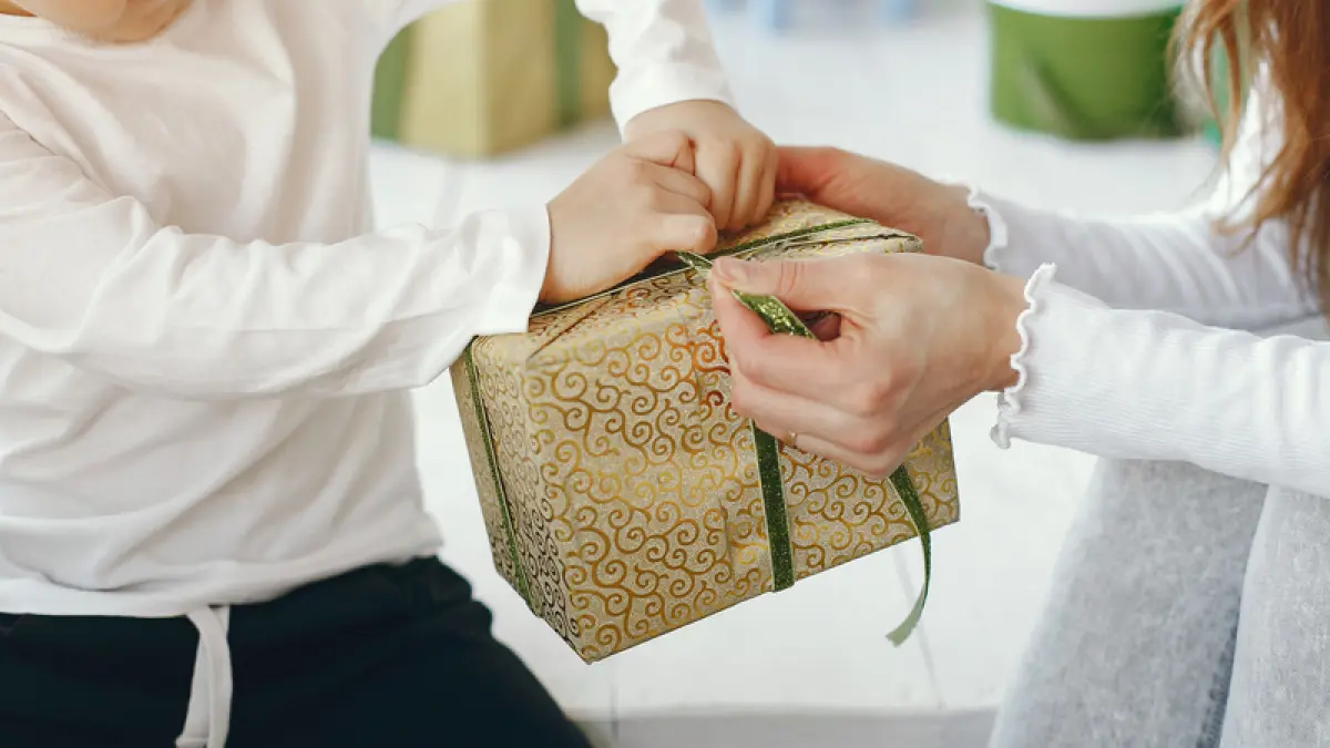 Ilustrasi orang memberikan hampers lebaran. (Freepik)