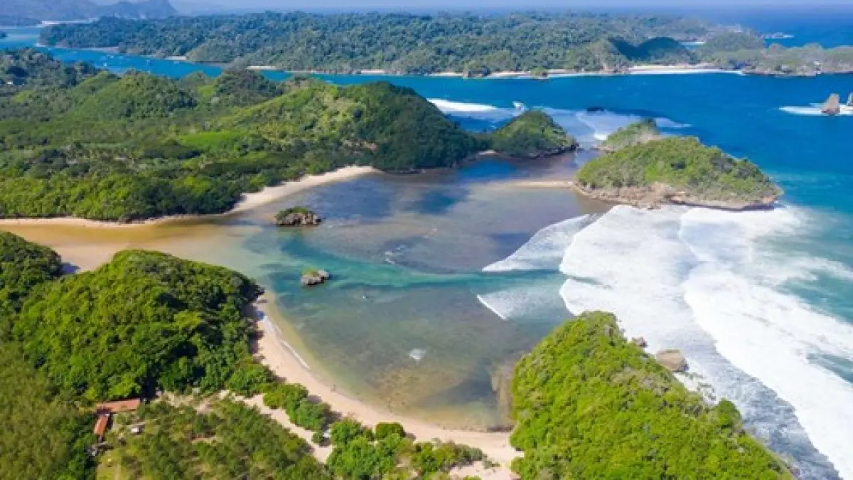 INDAH MEMPESONA: Pantai Teluk Asmara, surga tersembunyi Malang Raya yang mampu saingi keindahan berbagai pantai di Bali. (Sumber: Traveloka)