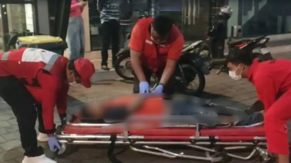 KORBAN PENUSUKAN: SA, warga Kedungkandang, Malang yang terbujur lemas dalam kondisi penuh luka saat akan dibawa petugas ke RSSA. SA akhirnya dinyatakan meninggal pagi tadi (20/3).