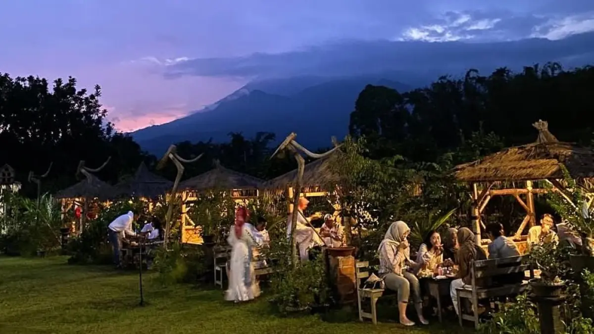 Kulineran sembari menikmati pemandangan alam di Lataran Sendayu. (Instagram @lataransendayu)