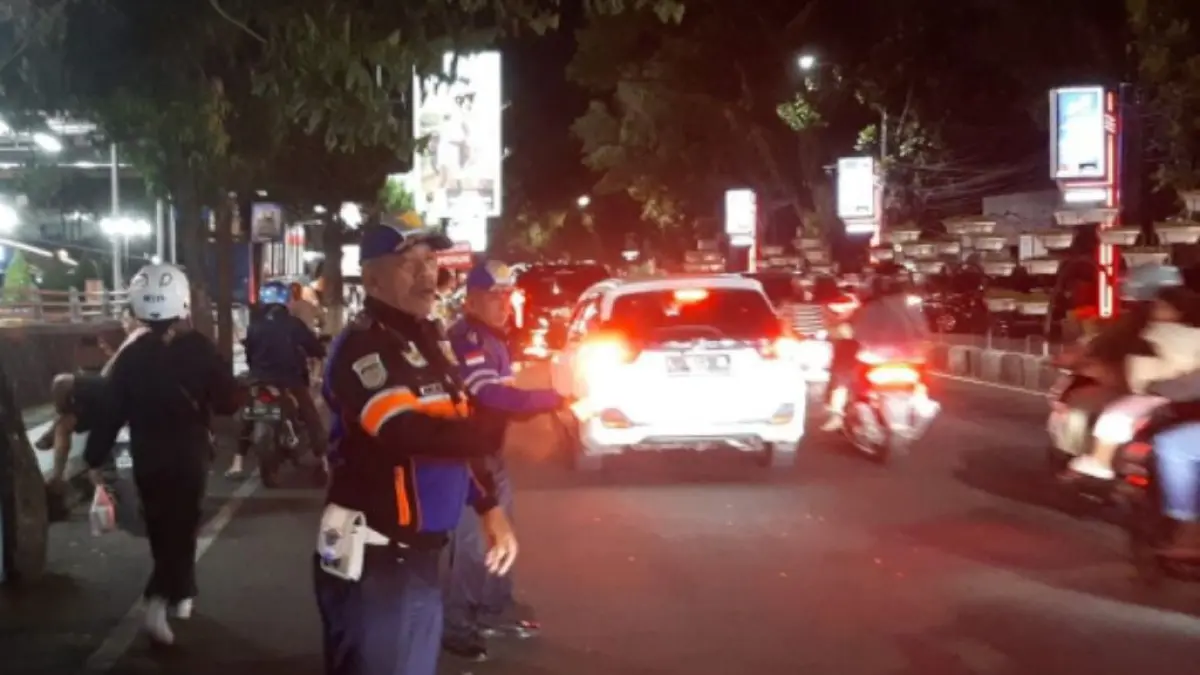 MAKIN PADAT: Petugas Dishub Kota Malang memantau arus lalu lintas.

Dishub Kota Malang for Radar Malang
