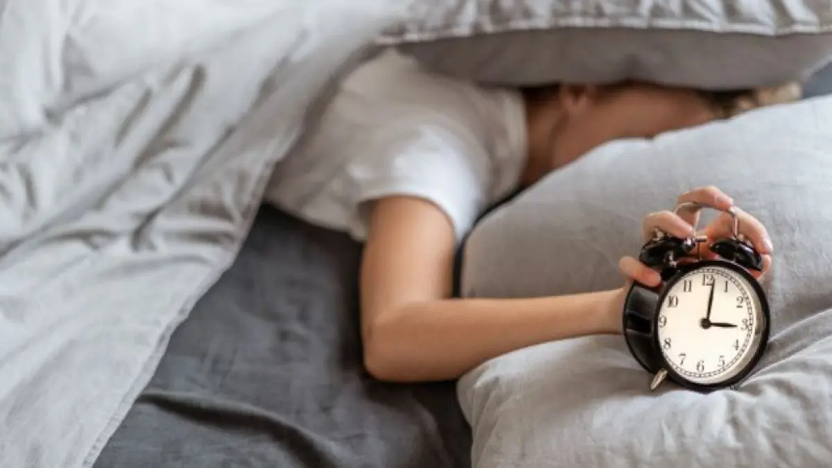 Meski puasa telah usai, sebagian orang dapat terbangun dini hari karena terbiasa menjalankan sahur. (Freepik).