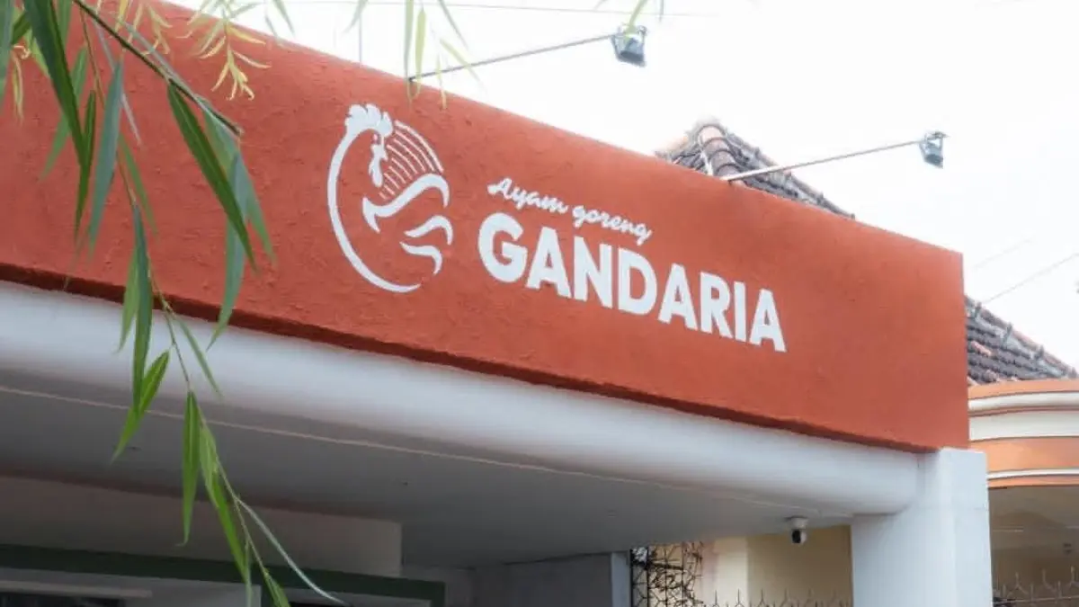Nikamati lezatnya ayam goreng serundeng Gandaria. (Instagram @ayamgoreng.gandaria)