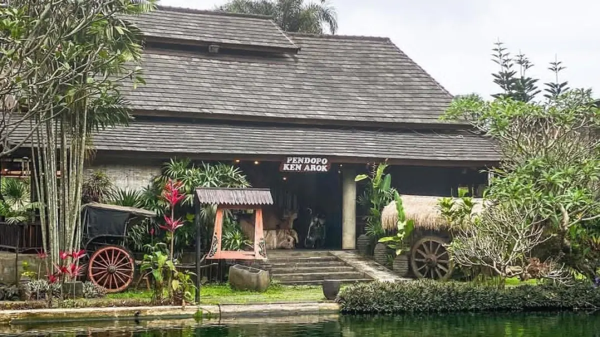 Nongkrong syahdu di pinggiran telaga. (Instagram @telagashanayamalang)