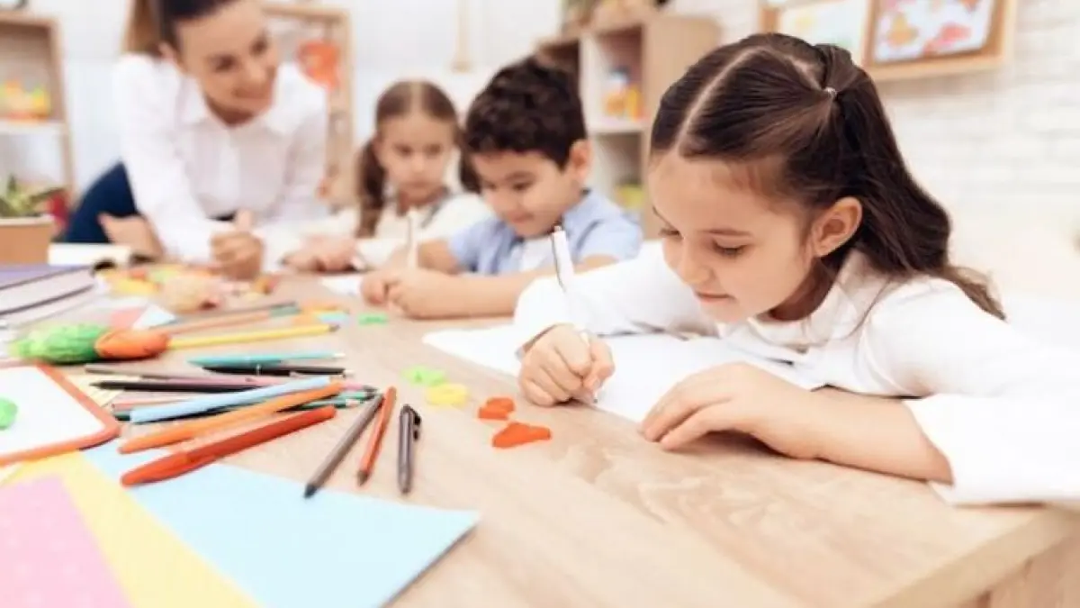 Potret anak-anak sedang belajar. (Freepik).