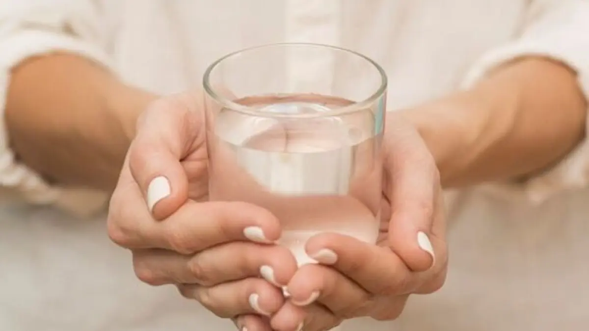 Potret segelas air mineral yang bermanfaat bagi kesehatan tubuh. (Freepik).