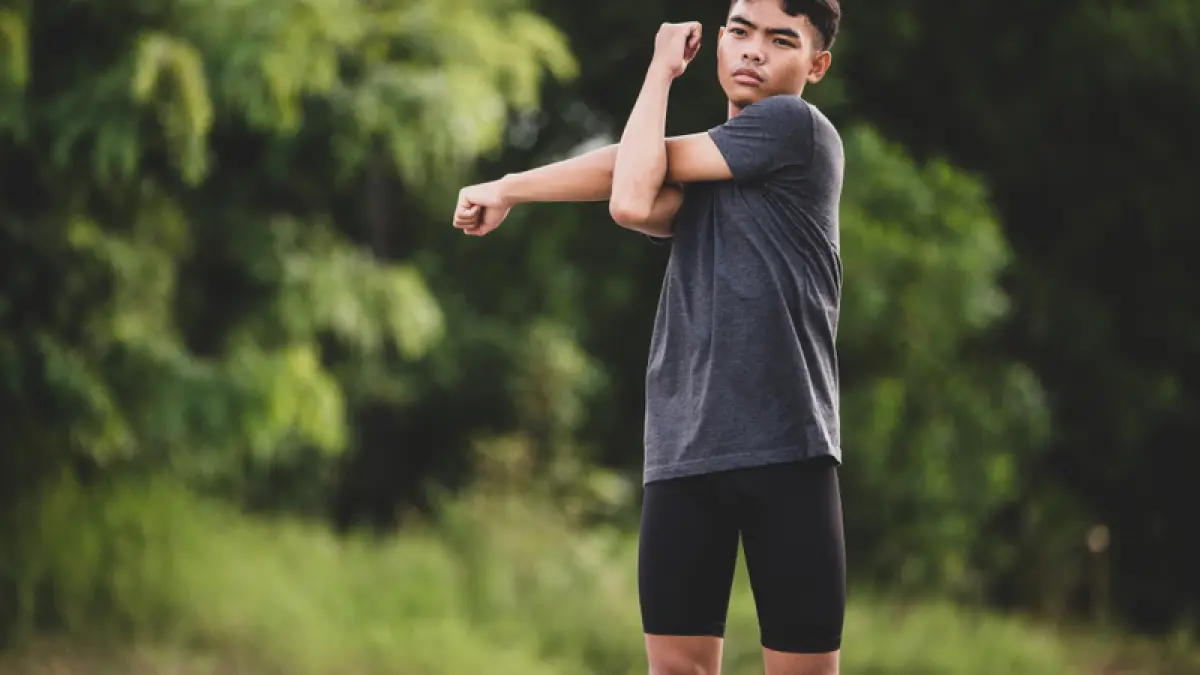 Potret seseorang melakukan pemanasan sebelum berolahraga. (Freepik).