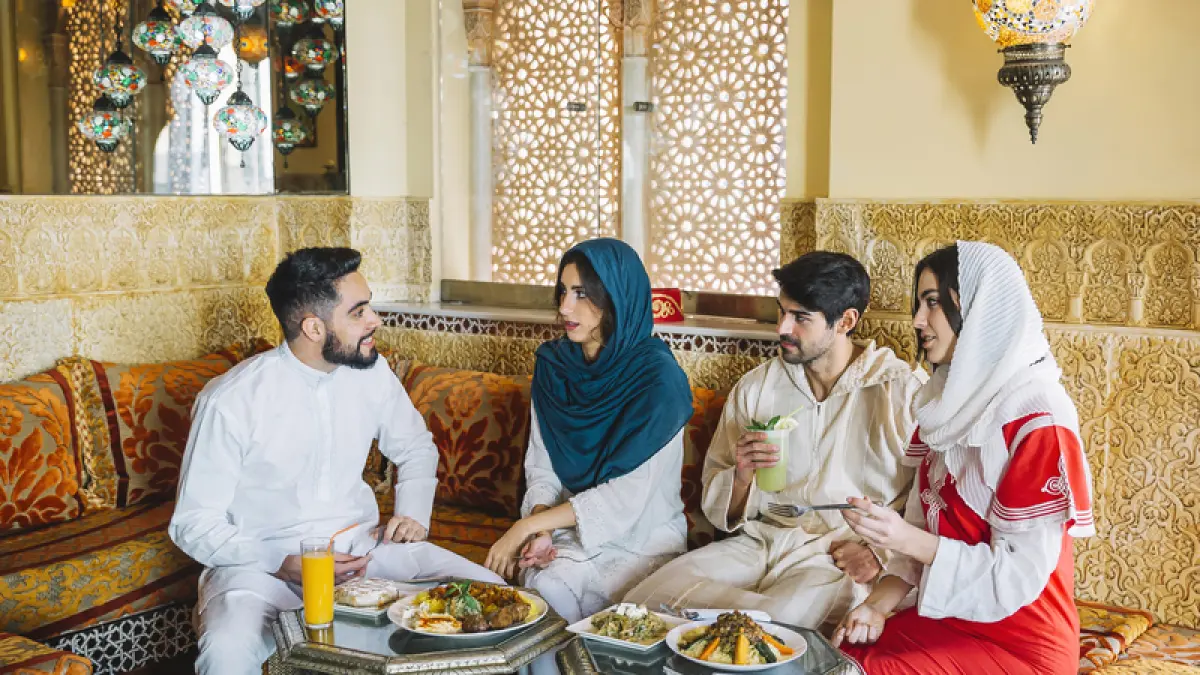 Sering ditanya hal sensitif saat Lebaran? Hadapi dengan bijak dan elegan agar suasana tetap hangat dan nyaman. (Freepik)