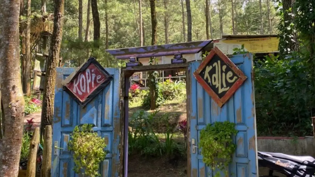 SYAHDU: Kopie Kalie Bedengan sajikan vietnam drip kopi susu hangat yang enak dengan vibe sungai menenangkan. (Instagram: kopiekalie)