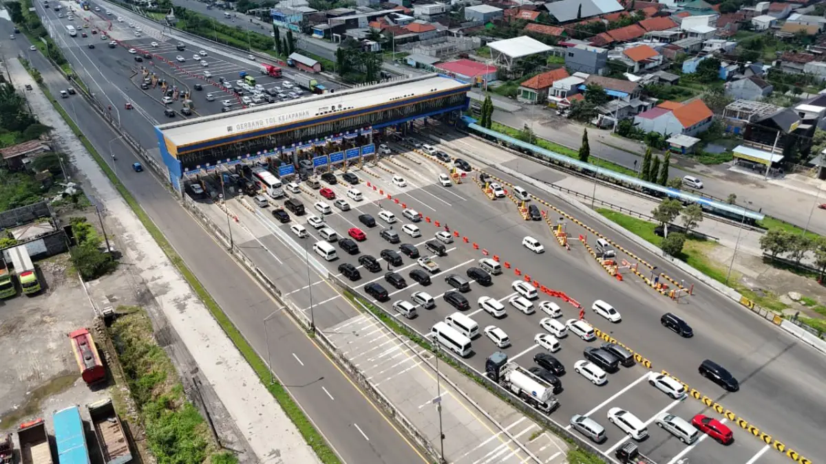 PUNCAK MUDIK: Tercatat puncak pergerakan kendaraan tertinggi di wilayah Jawa Timur pada momentum arus mudik Idulfitri 1447H/2026 &nbsp;pada 22 Maret 2026, sebanyak 42.460 kendaraan melintas menuju arah Malang melalui Gerbang Tol (GT) Kejapanan Utama.

JTT For Radar Malang&nbsp;