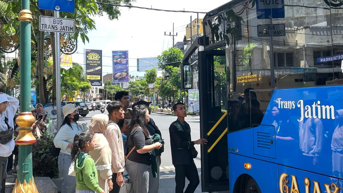 ANIMO TINGGI: Sejumlah warga harus mengantre untuk naik Bus Trans Jatim di halte Kajoetangan, kemarin (23/3). (ANDIKA SATRIA PERDANA / RADAR MALANG)