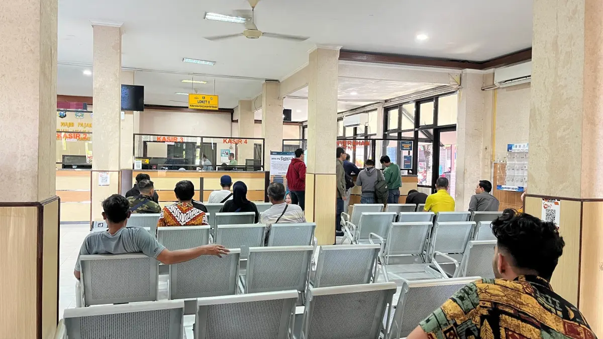BELUM MAKSIMAL: Sejumlah warga mengantre di Samsat Kota Malang, beberapa waktu lalu. Opsen pajak kendaraan jadi salah satu yang belum memenuhi target. (NAHDIATUL AFFANDIAH / RADAR MALANG)