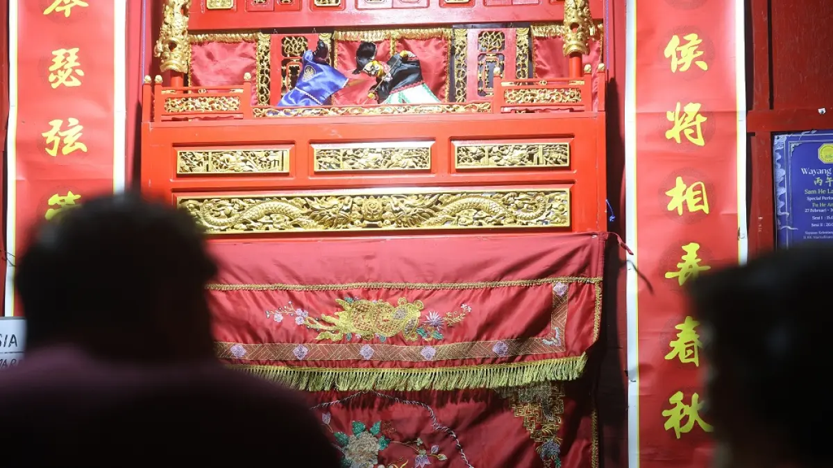 BISA JADI OPSI: Pertunjukan wayang potehi sudah digelar di Kelenteng Eng An Kiong sejak Februari lalu. Pertunjukannya bakal dilanjutkan pada hari ini (24/3). (DARMONO / RADAR MALANG)