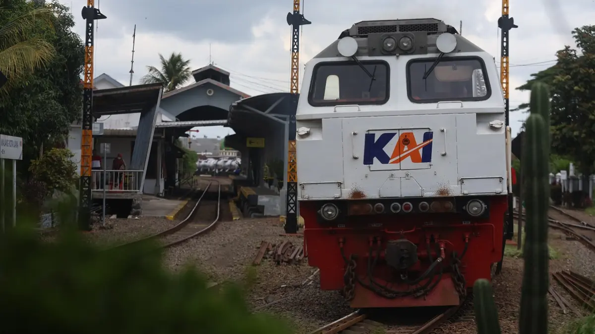 DIMINATI WARGA: Salah satu KA melintas di Stasiun di Stasiun Kota Lama, Kota Malang, beberapa waktu lalu. Pada periode angkutan Lebaran tahun ini, PT KAI mencatat ada 95.932 penumpang yang naik dari semua stasiun di Malang Raya. (DARMONO/RADAR MALANG)