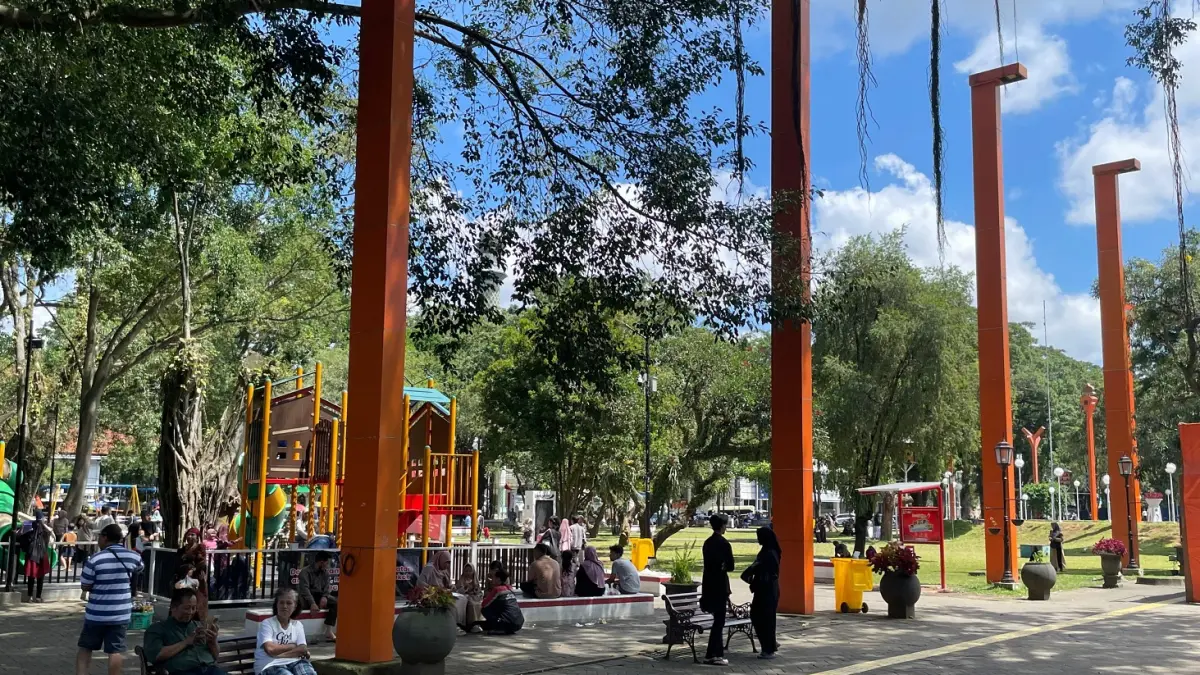 LEBIH TEGAS: Area dalam Alun-Alun Merdeka tetap steril dari PKL pada libur Lebaran tahun ini. Aktivitas pedagang beralih ke Jalan Merdeka Barat dan Jalan Merdeka Selatan. (ANDIKA SATRIA PERDANA / RADAR MALANG)