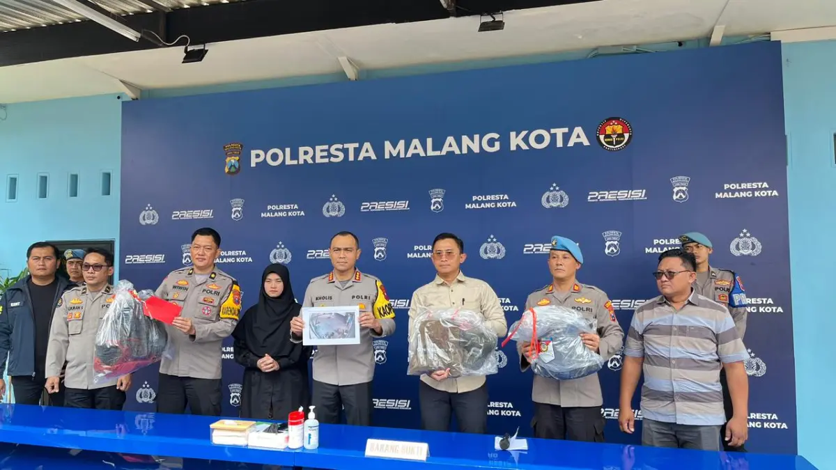KONFERENSI PERS: Kapolresta Malang Kota Kombes Pol Putu Kholis (tengah) dan Kasatreskrim Polresta Malang Kota AKP Rahmad Aji Prabowo (dua dari kanan) menunjukan barang bukti yang digunakan pelaku penusukan seorang jukir di Jalan Ijen kemarin (24/3). (Nahdiatul Affandiah/Radar Malang)