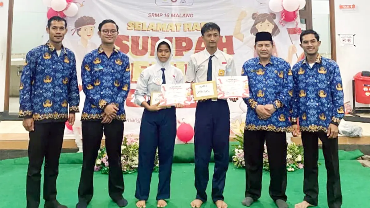 BERBAKAT: Siswa Kelas 8 SRMP 16 Kota Malang Abdullah Nashiruddin Al Hilali (tiga dari kanan) menerima
penghargaan setelah jadi juara dalam lomba cipta puisi peringatan Hari Sumpah Pemuda berapa waktu lalu. (Istimewa)