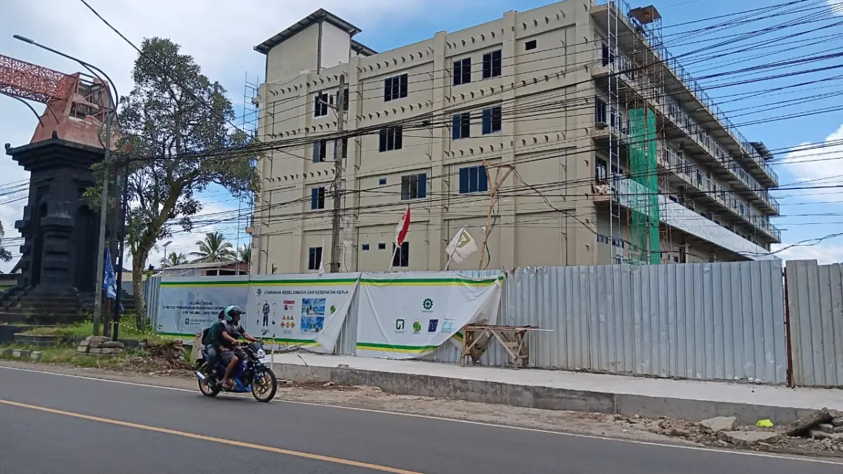 INVESTASI: Gedung baru RS Hermina di Desa Mojosari, Kecamatan
Kepanjen segera beroperasi untuk melayani masyarakat.