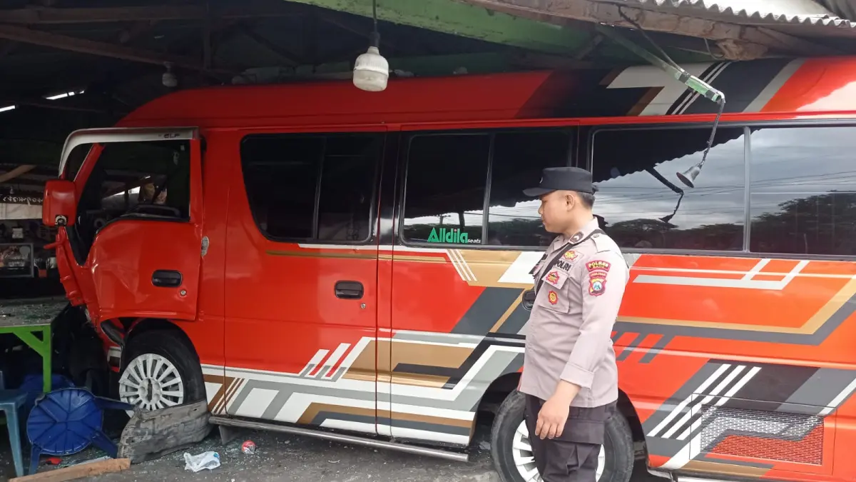 JADI KORBAN: Kondisi Isuzu Elf bernopol S 7681 AA yang dikemudikan Heri Sugianto, 35, menabrak sebuah warung setelah menghantam Honda Jazz yang nekat potong arus di Jalan Raya Kasembon, Kabupaten Malang, kemarin (24/3). (Satlantas Polres Batu)