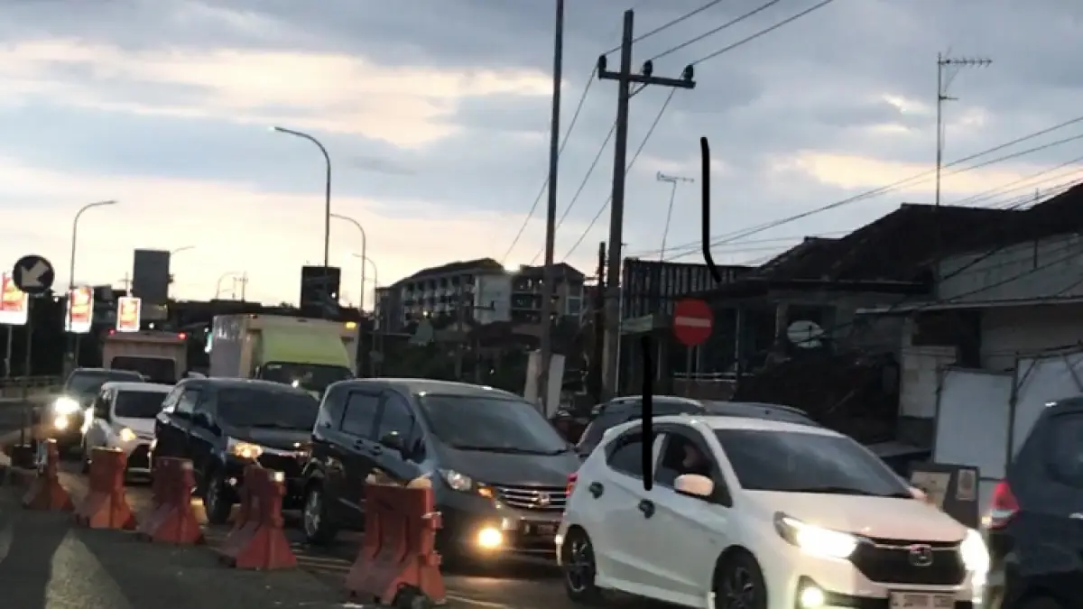 Kemacetan mengular di Jalan Mayjend Sungkono saat arus balik libur Lebaran, Selasa (24/3) sore. (Kiriman warga)
