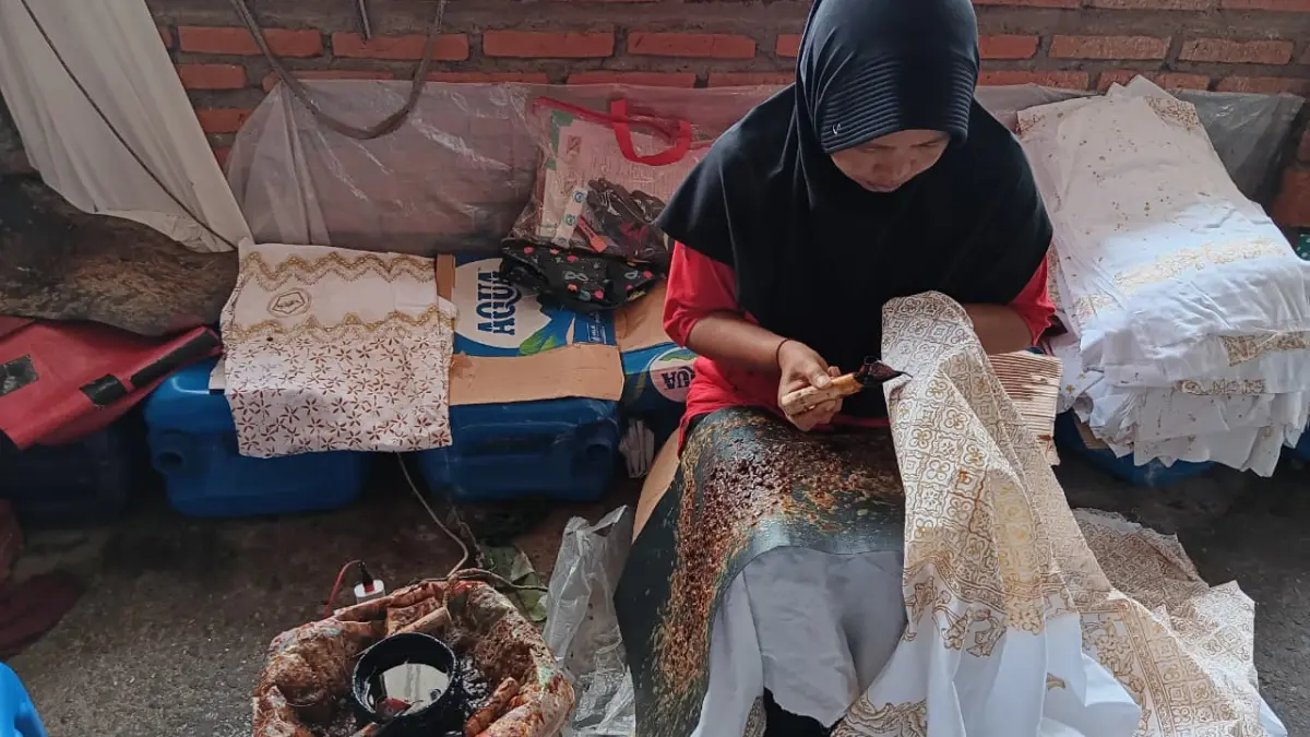 KREATIF: Pembatik Griya Batik Seng sedang menimpa sketsa batik dengan
malam yang menghasilkan limbah padat.