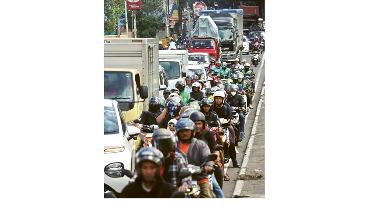 LANGGANAN MACET: Antrean kendaraan mengular di Jembatan Embong Brantas,
Jalan Gatot Subroto, Kesatrian, Kecamatan Blimbing, beberapa waktu lalu. Ruas jalan
di sana selalu jadi langganan macet setiap hari.