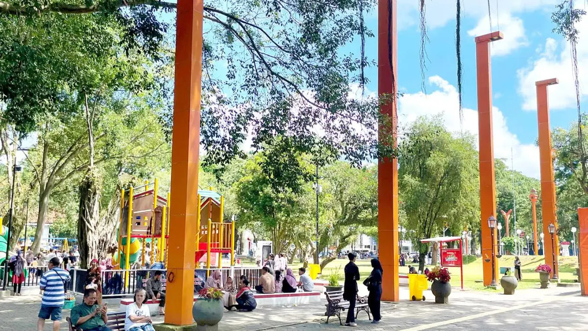 LEBIH TEGAS: Area dalam Alun-Alun Merdeka tetap steril
dari PKL pada libur Lebaran tahun ini. Aktivitas pedagang
beralih ke Jalan Merdeka Barat dan Jalan Merdeka Selatan.