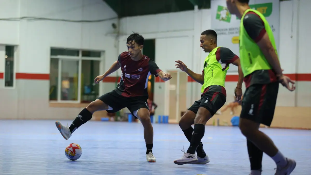 MOMENTUM UNJUK GIGI: Angga Yudistira (kiri) berusaha mengontrol bola dalam sesi latihan tim di Unggul Sports Center, beberapa waktu lalu.
