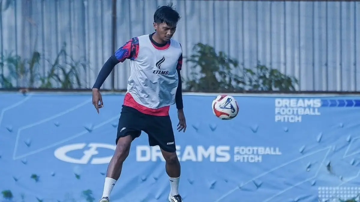 Pemain Arema FC Jayus Hariono mengontrol bola saat latihan di Dreama Footbal Pitch. (MO Arema FC)